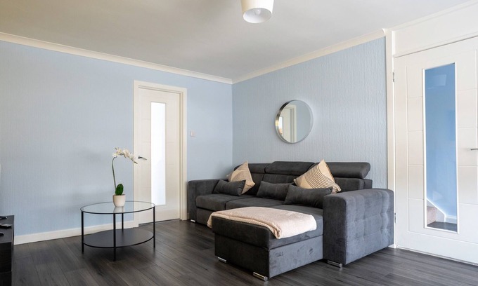 Broxburn House | Snug Modern Home in Broxburn