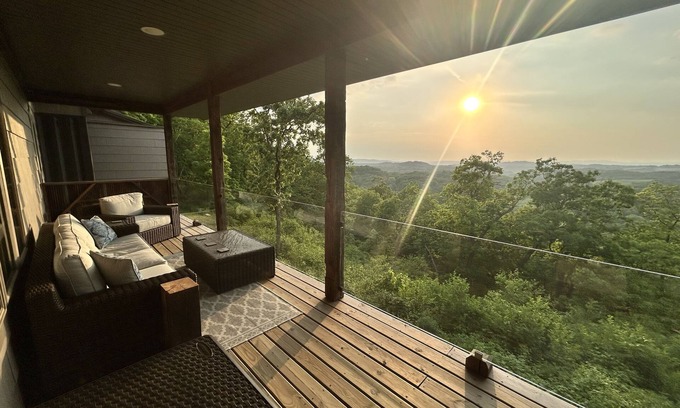 Mindoro House | Soaker Tub & Sunset Wanlass Retreat