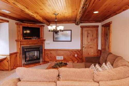 Dundee Hotel | Sojourner's Lodge & Log Cabin Suites