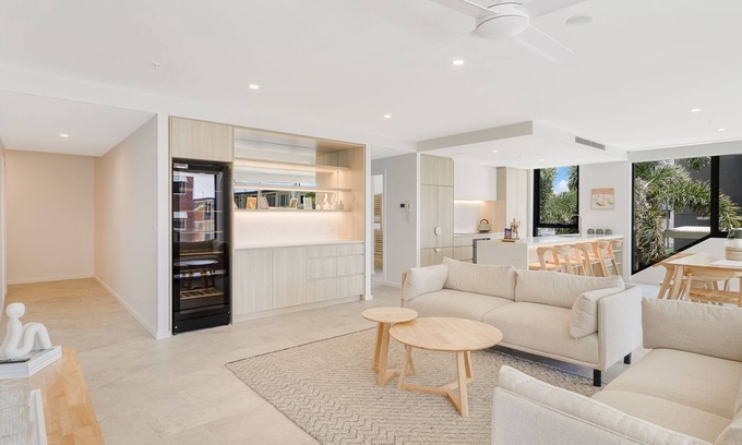 Coolangatta Apartment | Sol Apartments Unit 602 - Modern 3 Bedroom Apartment Close to the Beach in Coolangatta - Free Wi-Fi