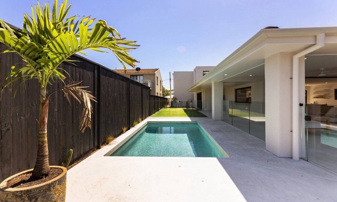 North Avoca House | SOL HOUSE NORTH AVOCA - MIXING MEDITERRANEAN WITH COASTAL - 0NLY 50M TO BEACH