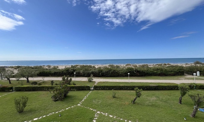 Montpellier Apartment | Sol-y-Days Escale, crossing apartment facing the sea
