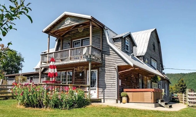 Harman House | Solar Powered Barn on Farm w/Hot Tub & Pond