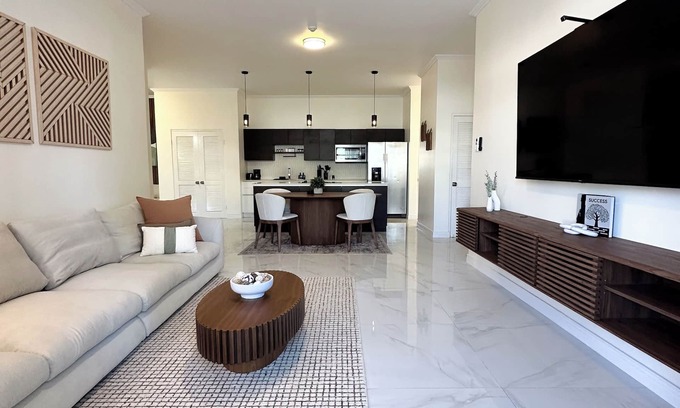 IronShore Estates Apartment | Solara Oasis - Ironshore - 10 Mins from Airport