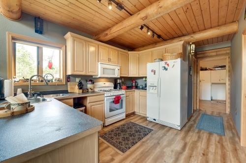 Funny River House | Soldotna Fishing Lodges with Dock on Kenai River!