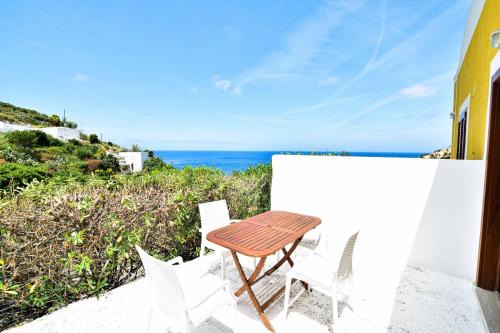 Le Forna House | SOLEMAREPONZA Casa il Bacio del Sole