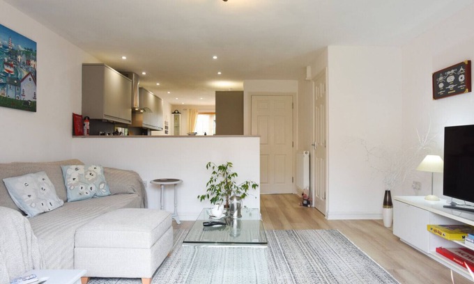 Lee-on-the-Solent House | Solent Stay – 3-Bed Townhouse in Lee-on-the-Solent | Ideal for Work or Family Trips