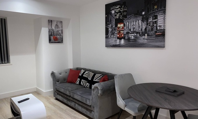 Barnt Green Apartment | Solihull Luxury One Bed Apartment (sleeps 2)