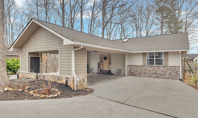 Tellico Village Cottage | SoLuna Cottage- Private Stay in Lakeside Community
