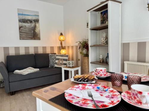 Schoenhagen Apartment | SOLund - Sonne im Herzen - ruhige und sonnige Ferienwohnung mit Terrasse und Garten nahe Strand und Ostsee