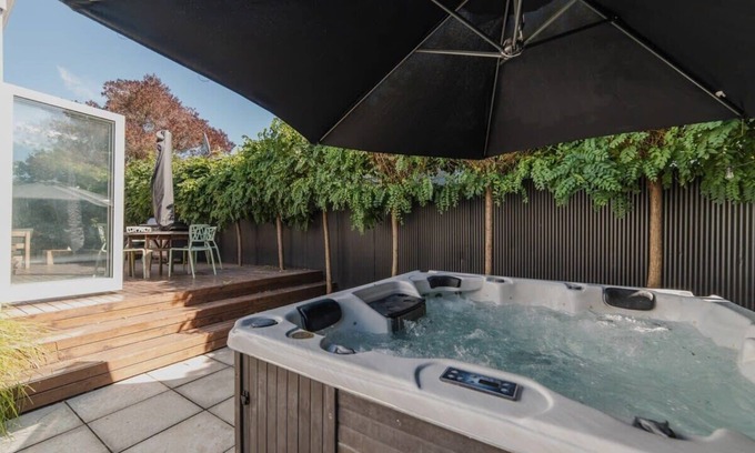 Somerfield House | Somerfield Statement - Bold 3BR House on Barrington