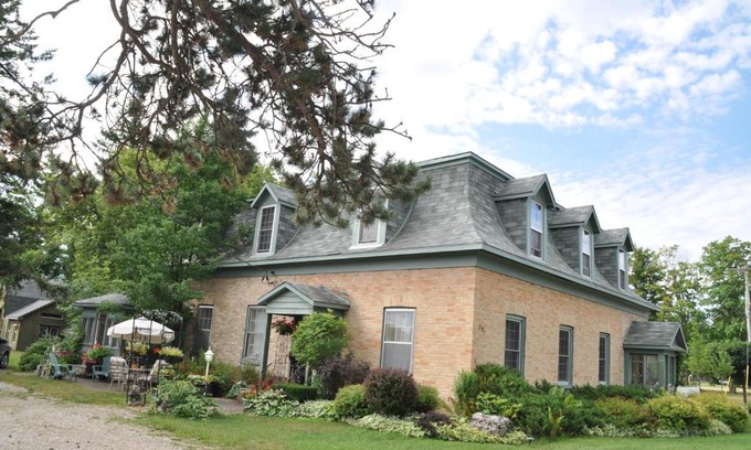 Lucknow Bed & Breakfast | Sommerville Court Motel Bed & Breakfast