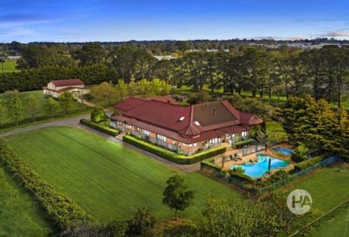 Somerville House | Sommerville Majestic Farm Manor Retreat 5bd 3Bth Pool Spa