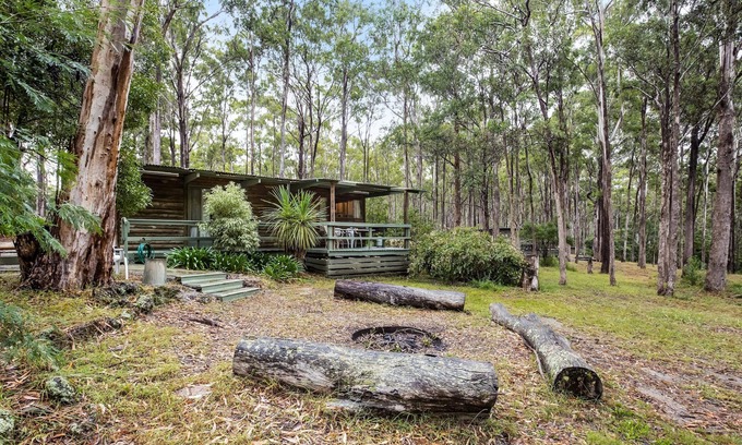 Lakes Entrance Cottage | Song Bird - Nestled in a peaceful bush setting lies this tranquil getaway