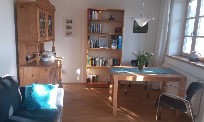 Chieming Apartment | Sonnige Ferienwohnung mit einem Schlafzimmer und Westbalkon