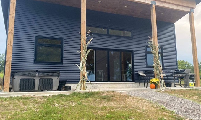 Otonabee-South Monaghan Cottage | Sonny’s on the shore of Rice Lake.