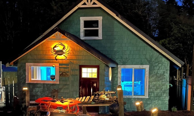 Winchester Bay House | Soothing Crab themed 3-bedroom home with WiFi and a hot tub in Winchester Bay.