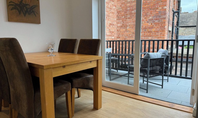 Kington Apartment | Sophisticated and spacious town centre apartment with roof terrace for 4 guests
