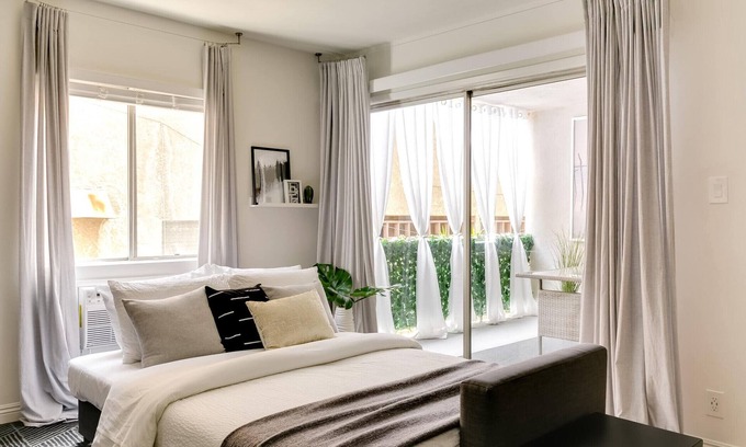 Alamitos Beach Apartment | Sophisticated Long Beach Suite with Patio Dining and Parking