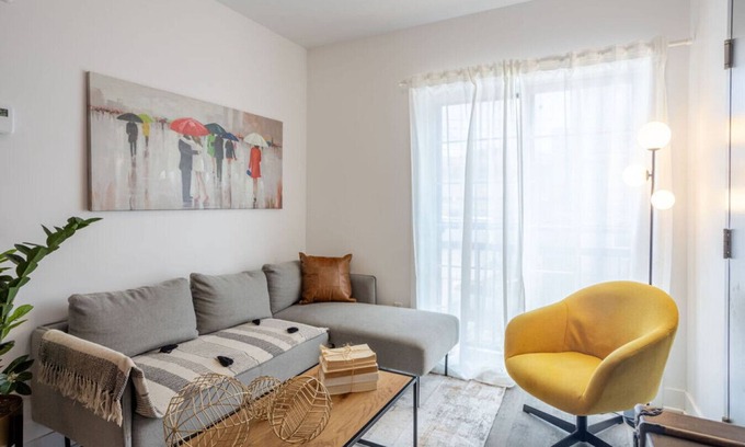 Griffintown Apartment | Sophisticated Stay in the Heart of Griffintown