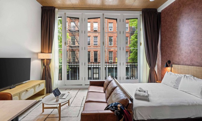 Old City Apartment | Sosuite | 2Bed Apt w Juliet Balcony, Den, Laundry