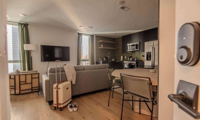 Olde Kensington Apartment | Sosuite | 2BR Apt w W/D, Split Level