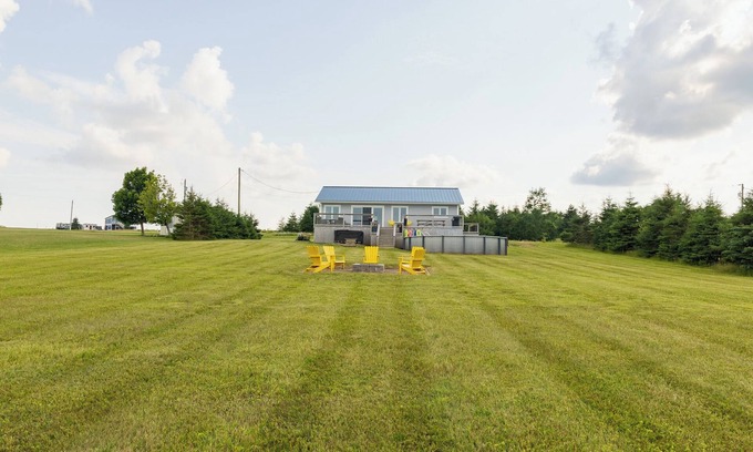 Clinton House | Sou'West Sunshine Cottage with Hot tub and Pool