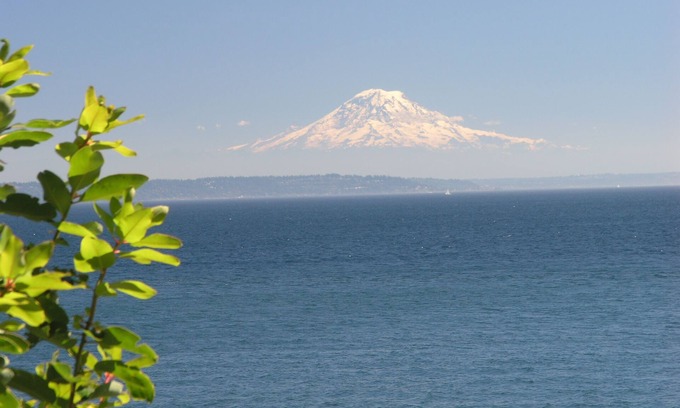 Bainbridge Island House | South Beach Cozy Cottage - Waterfront Perfection