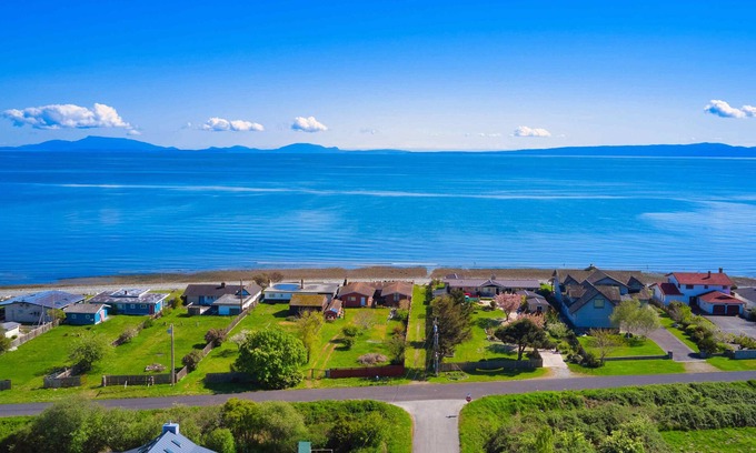 Point Roberts House | South Beach Cottage - steps from the beach!