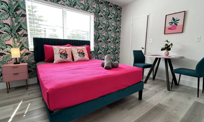 West Avenue Apartment | South Beach Flamingo Studio Getaway