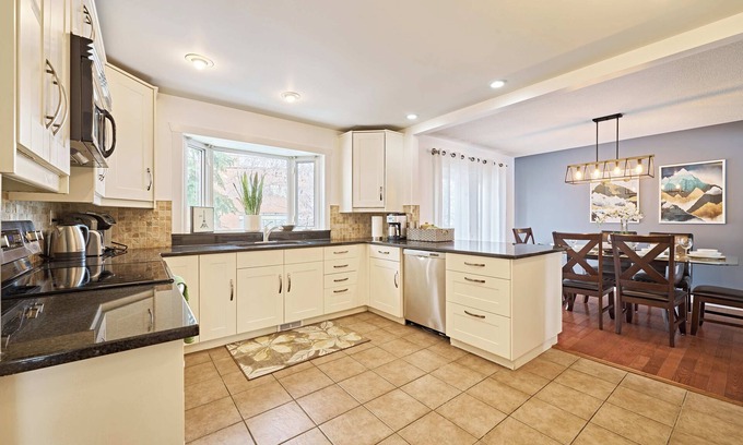 Willow Park House | South Central 2000SF 5 Bedroom house, 5-10 mins Walk to Grocery, C-Train
