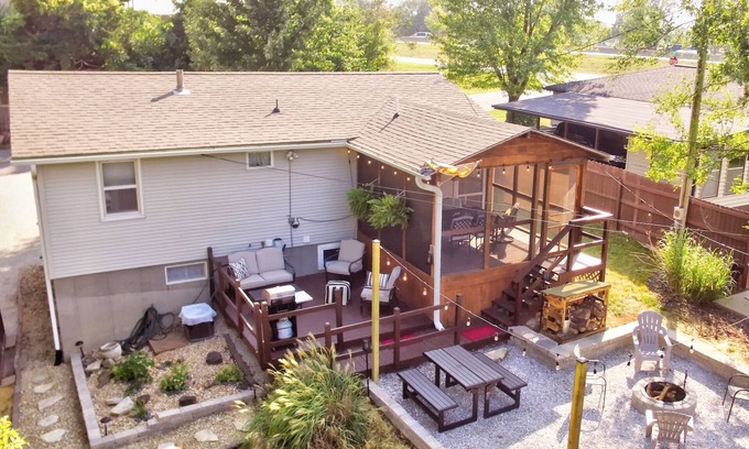 Columbia House | South central 4 bedroom house 3 minutes from Faurot Field! Its close and quiet.