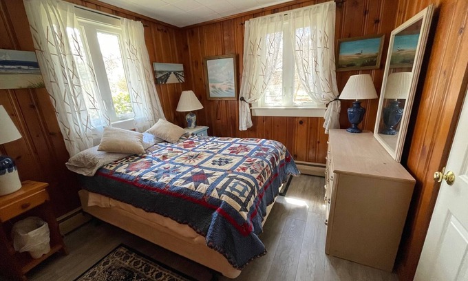 South Chatham House | South Chatham cottage walk to beaches, dining, tennis, shops, bike path.