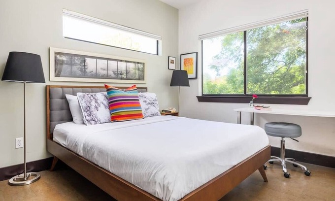 Greater South River City House | South Congress, Free Parking |The Oxford - Portoro