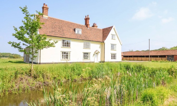 Sibton Cottage | SOUTH GRANGE HOUSE - SLEEP 16, pet friendly, with hot tub in Sibton