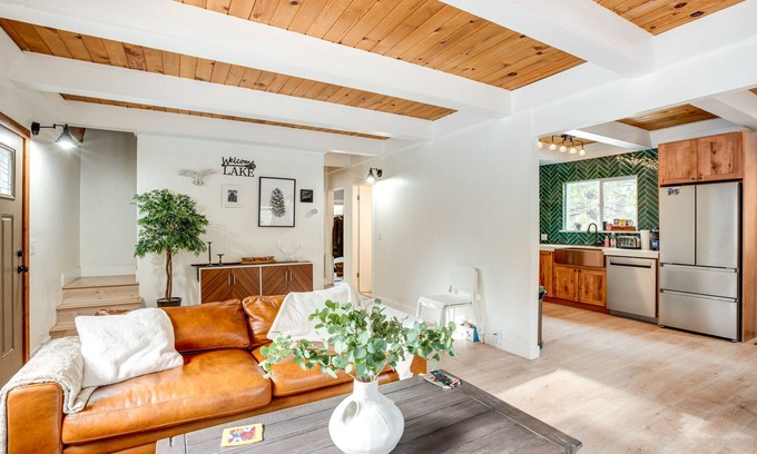 Pioneer Trail House | South Lake Tahoe Vacation Home w/Private Hot Tub!