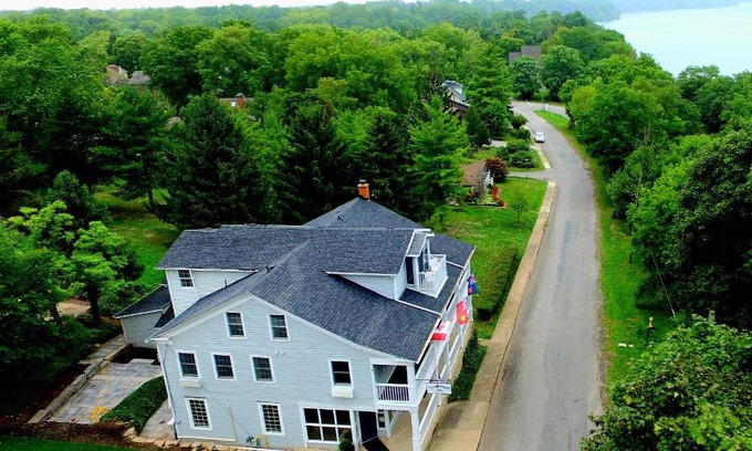 Queenston Hotel | South Landing Inn