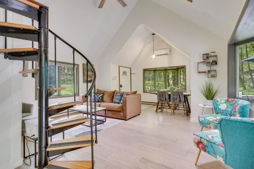 South Salem House | South Salem Vacation Rental with Furnished Deck!