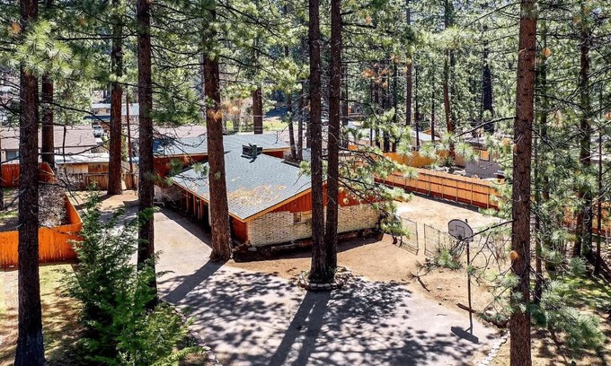 Lower Kingsbury House | South Tahoe Rustic Home! Sleeps Over 10! home