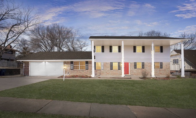 South Tulsa House | South Tulsa 5 Bedroom & 8 Beds | Luxury | 2 King Suites