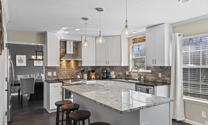 South Tulsa House | South Tulsa Gem: 3 bed/2.5 bath with firepit