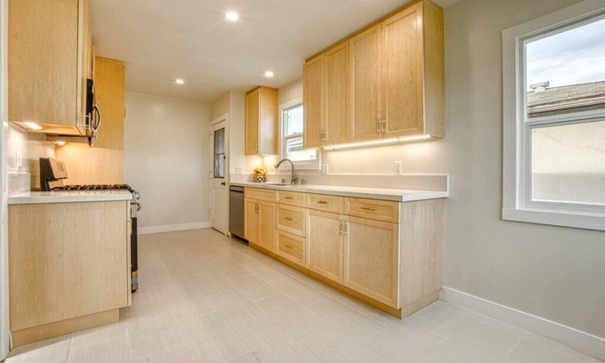 Harbor Gateway South House | Southbaysunshine coastal cottage by beach