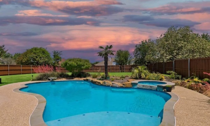 Rockwall House | Southern Charm & Luxury Living - BBQ & Pool
