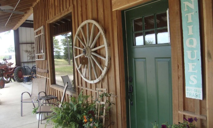 Murfreesboro Cabin | Southern Comfort Cabin- minutes from the river and the lake!