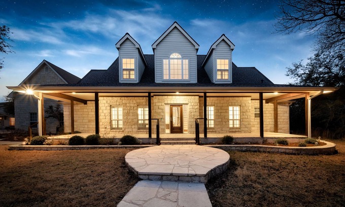 Austin House | Southern Comfort l Heated Pool & Spa l Billiards