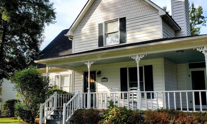 Kings Grant House | Southern Gem- Centrally Located-10 min to downtown or the beach!