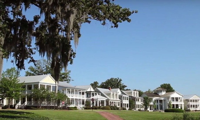 Mount Meigs House | Southern Luxury Carriage House with Lakefront View By Villa Real Escapes
