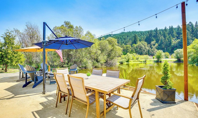Oakland Cabin | Southern Oregon Cabin: Fire Pit & Private Pond!