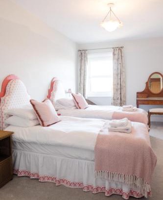 Southsea Apartment | Southsea, Portsmouth - Two Bedroom Apartment - Newly Refurbished Throughout - Treetop Sea Views
