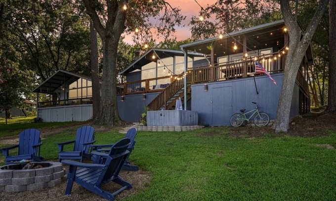 Enchanted Oaks House | Southside of Heaven is a luxury 3 bedroom cabin located on beautiful Cedar Creek Lake